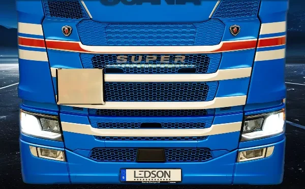 Listwa LED Ledson EPIX30+ z w pełni zintegrowanym światłem pozycyjnym i stroboskopowym, przeznaczona do Scania Next Generation (2016+). Produkt pokazany z kompletnym zestawem montażowym ułatwiającym instalację.