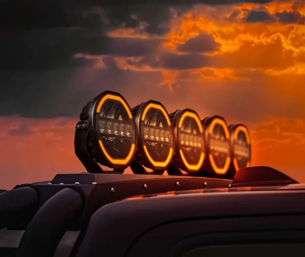 lampa dalekosiężna LED 7” Siberia Skylord zamontowana na dachu auta terenowego