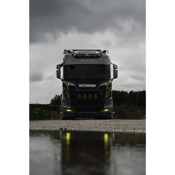 Belka LED OZZ HP P20 zamontowana na dachu ciężarówki Scania, z pomarańczowym światłem pozycyjnym.