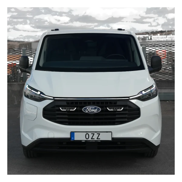 Ford Transit Custom 2026 z dwiema lampami OZZ XB1 P9 zamontowanymi w fabrycznym grillu