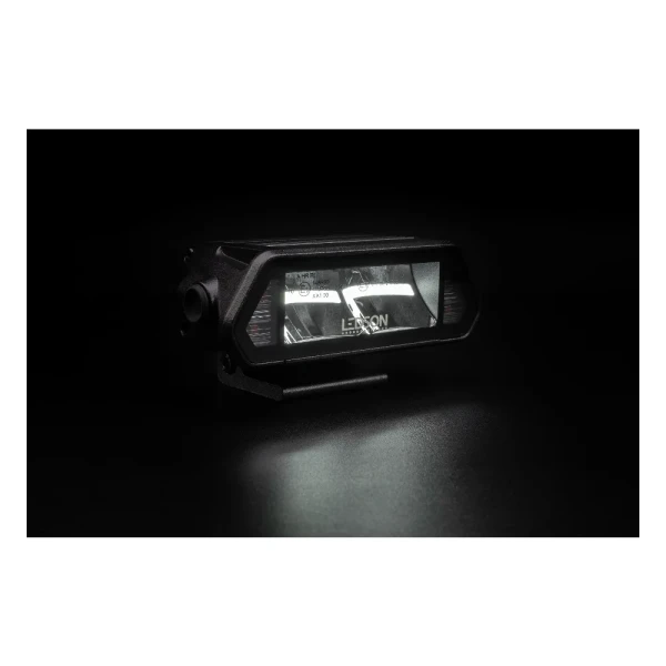 Lampa LED Ledson Epix5+ Prime Strobe na ciemnym tle, świecąca białym światłem pozycyjnym