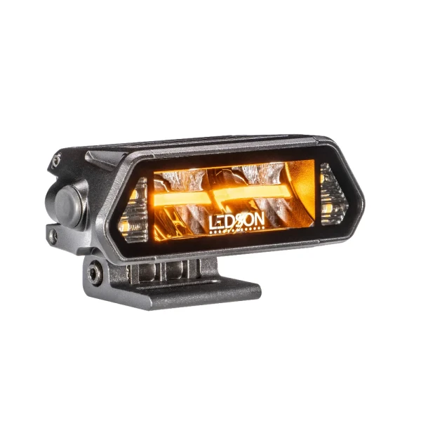 Lampa LED Ledson Epix5+ Prime Strobe z przodu, z włączonym żółto-pomarańczowym światłem pozycyjnym
