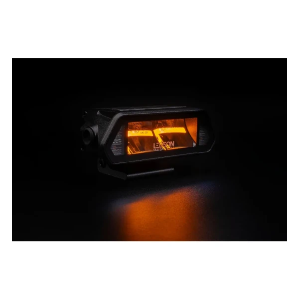 Lampa LED Ledson Epix5+ Prime Strobe na ciemnym tle, świecąca żółto-pomarańczowym światłem pozycyjnym