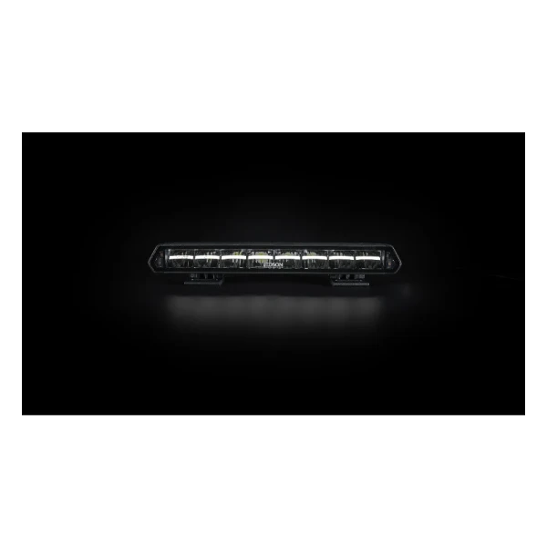 Lampa LED Ledson Epix14+ Prime Strobe z przodu na ciemnym tle, z częściowo zapalonym bialym dynamicznym światłem pozycyjnym