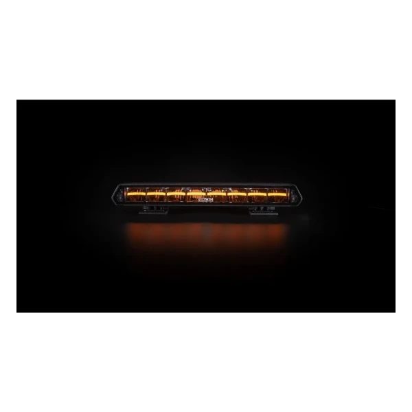 Lampa LED Ledson Epix14+ Prime Strobe z przodu na ciemnym tle, z częściowo zapalonym żółto-pomarańczowym dynamicznym światłem pozycyjnym