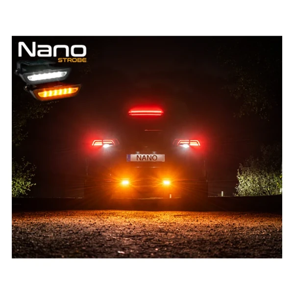 Lampy cofania i ostrzegawcze LED Nano R65 zamontowane w pojeździe, świecące w ciemności