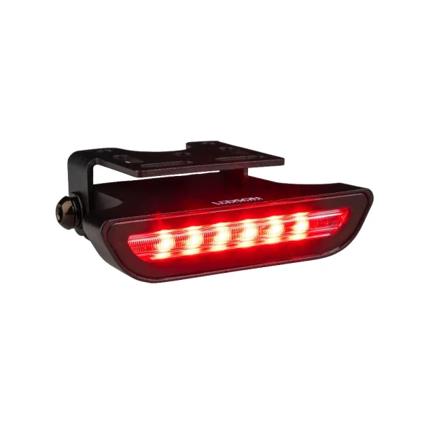 Ledson Nano Fog – tylna lampa przeciwmgielna LED z włączonym czerwonym światłem.