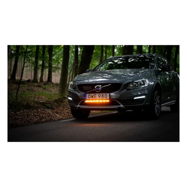 LEDSON Phoenix+ 20" zamontowany w samochodzie terenowym – włączone pomarańczowe światło, zdjęcie nocą w lesie