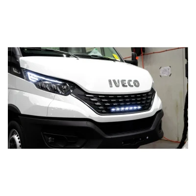 Iveco Daily 2019+ z LED barem LEDSON Phoenix+ 20" zamontowanym w grillu – widok z przodu pod kątem