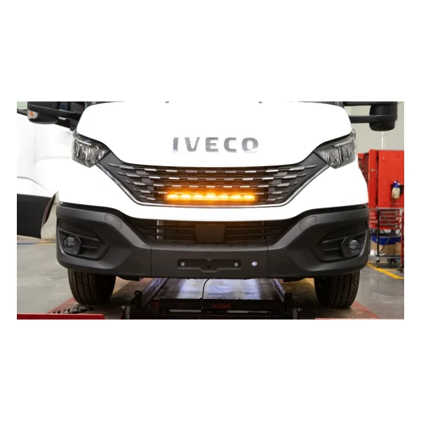 Przód Iveco Daily 2019+ z LED barem LEDSON Phoenix+ 20" w grillu, z włączonym pomarańczowym światłem