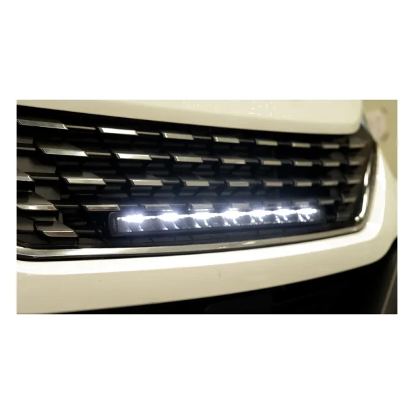 LED bar LEDSON Phoenix+ 20" w grillu Iveco Daily 2019+ z włączonym białym światłem – zbliżenie