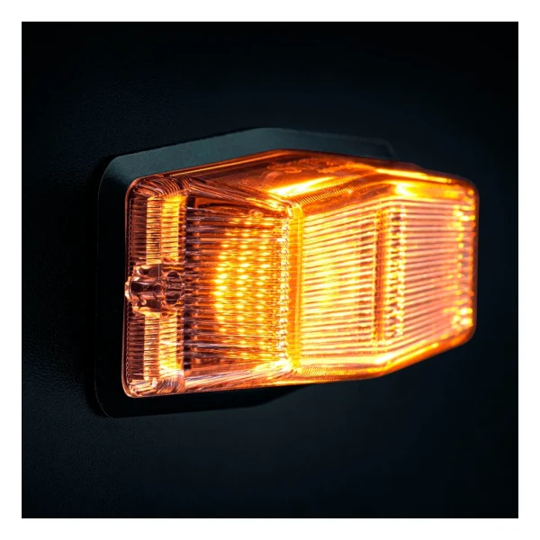 850458-studio-01-amber: STRANDS IZE LED Silver Arrow Double Burner Duo z włączonym bursztynowym światłem pozycyjnym – widok z boku
