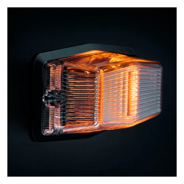 850458-studio-01-warning: STRANDS IZE LED Silver Arrow Double Burner Duo z włączonym pomarańczowym światłem ostrzegawczym – widok z boku