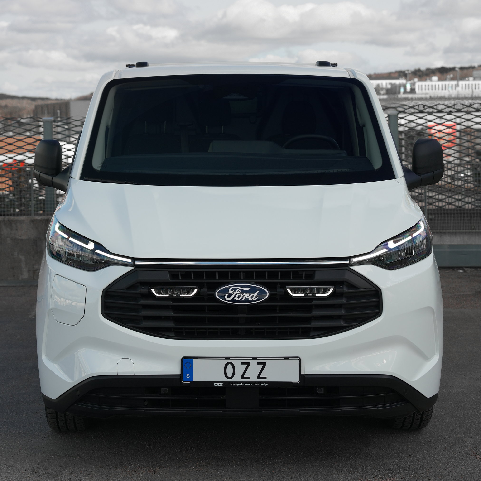 Lampy OZZ XB1 P9 zamontowane w grillu Ford Transit Custom 2026