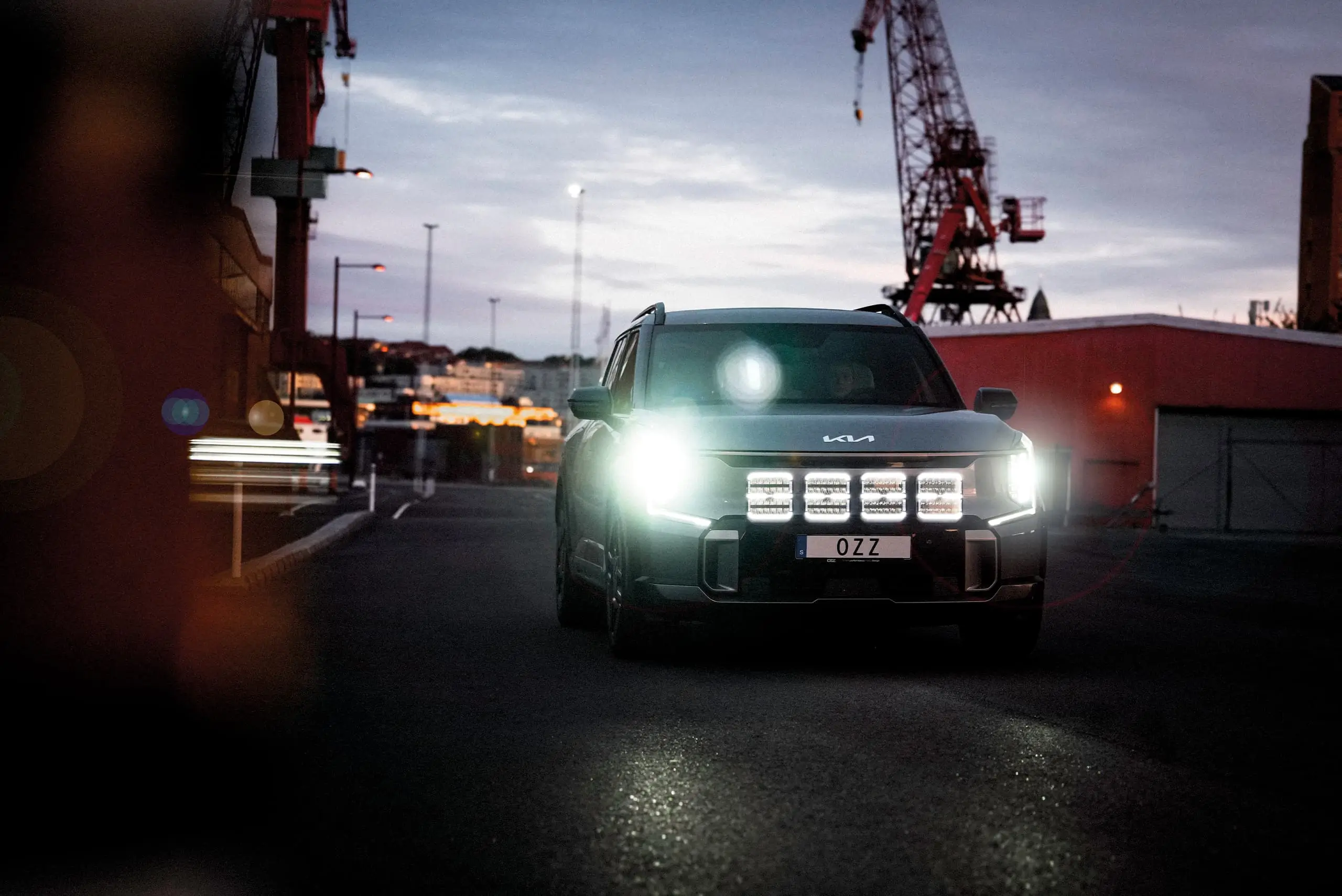 Reflektor OZZ SQR 7″ LED na samochodzie offroad