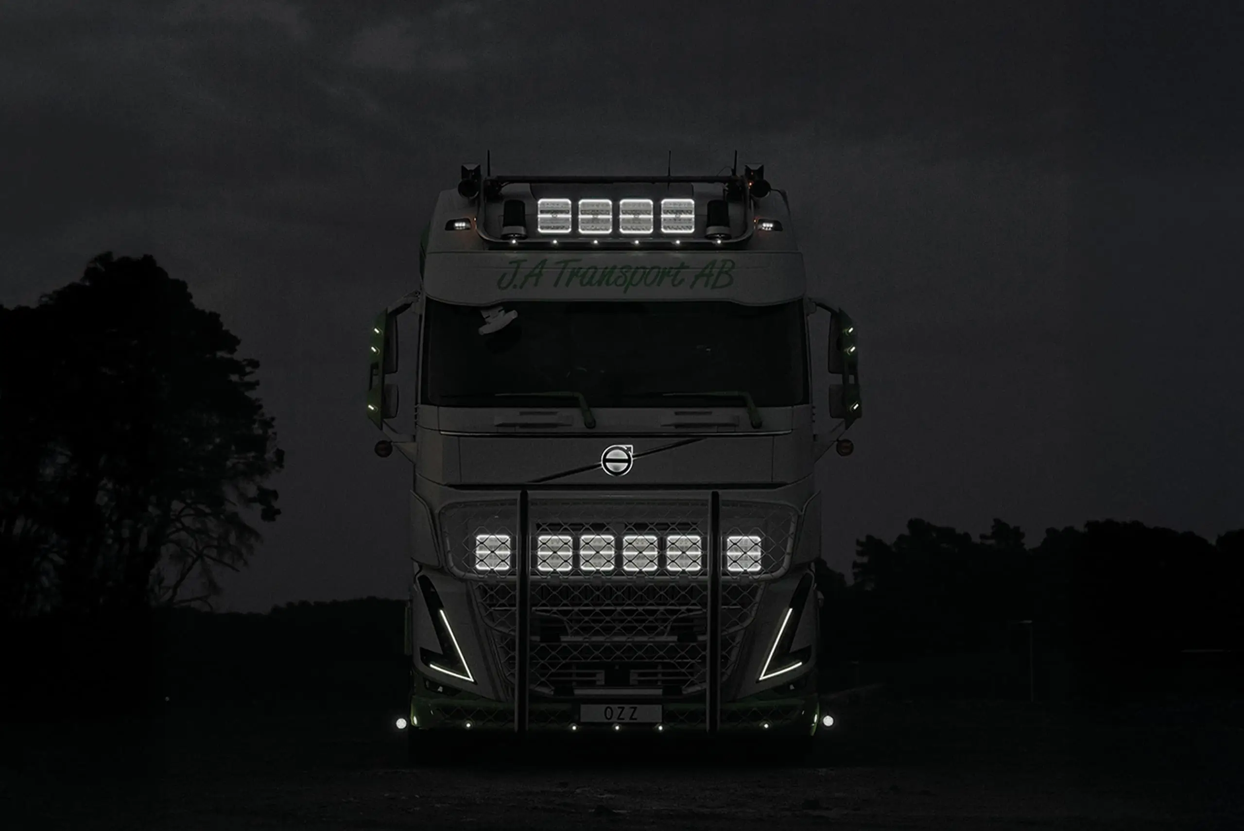 OZZ SQR 9″ reflektor dalekosiężny LED na ciężarówce