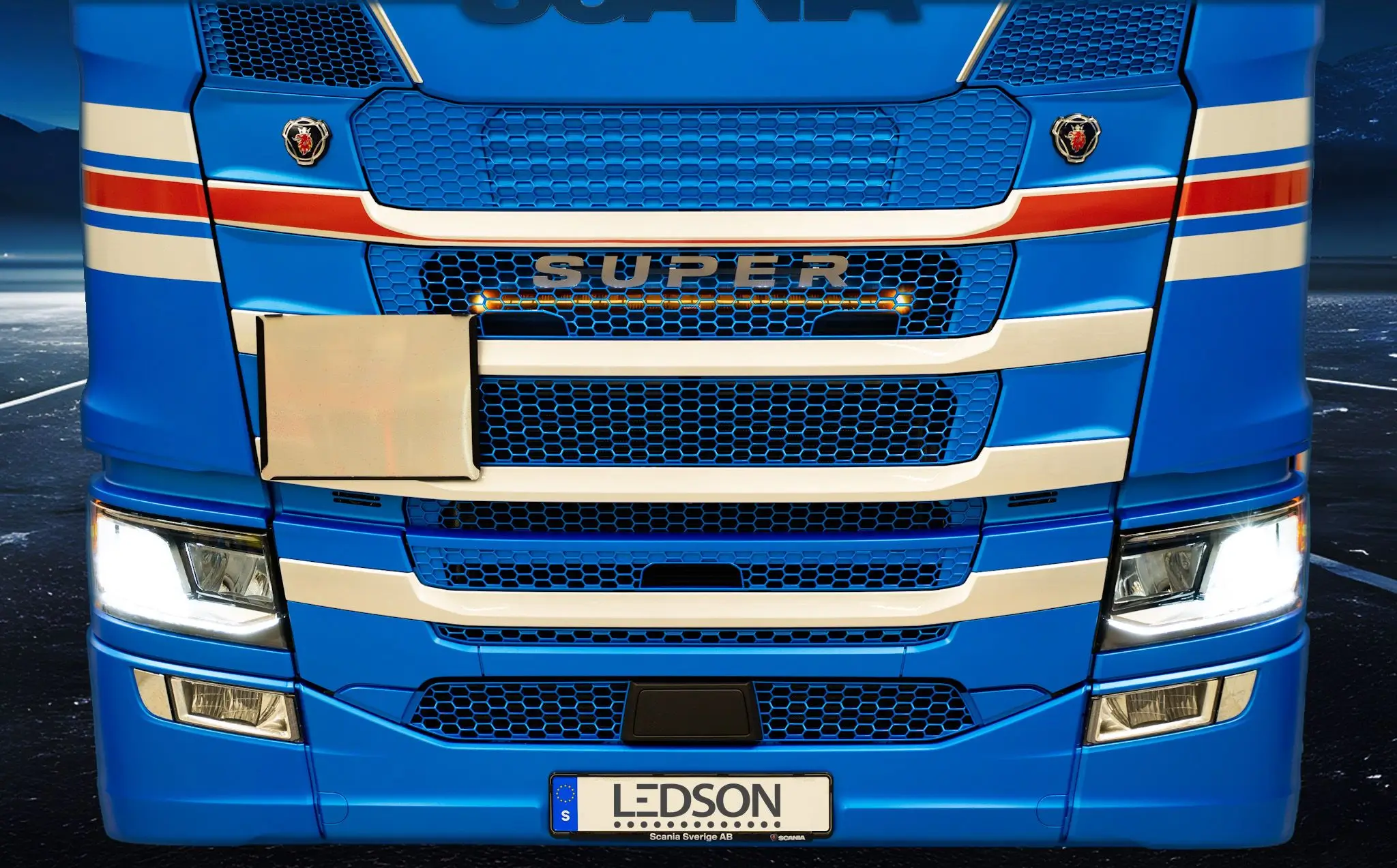 Ledson EPIX30+ przedstawiona z pełnym kompletem mocowań – gotowa do montażu w modelach Scania Next Generation od 2016 roku. Dynamiczne światło pozycyjne i stroboskop R65 zapewniają dodatkowe bezpieczeństwo.